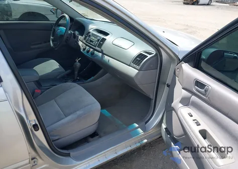 2004 Toyota Camry Le z USA, uszkodzony, nr VIN 4T1BE32K44U915938